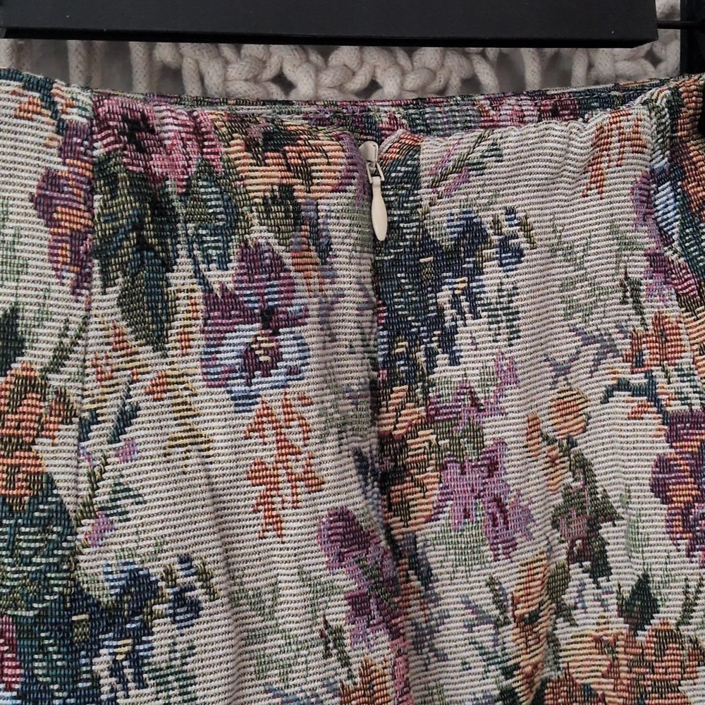 Floral Tapestry Women's Mini Skirt Size 4, Runs Small - Picture 3 of 4